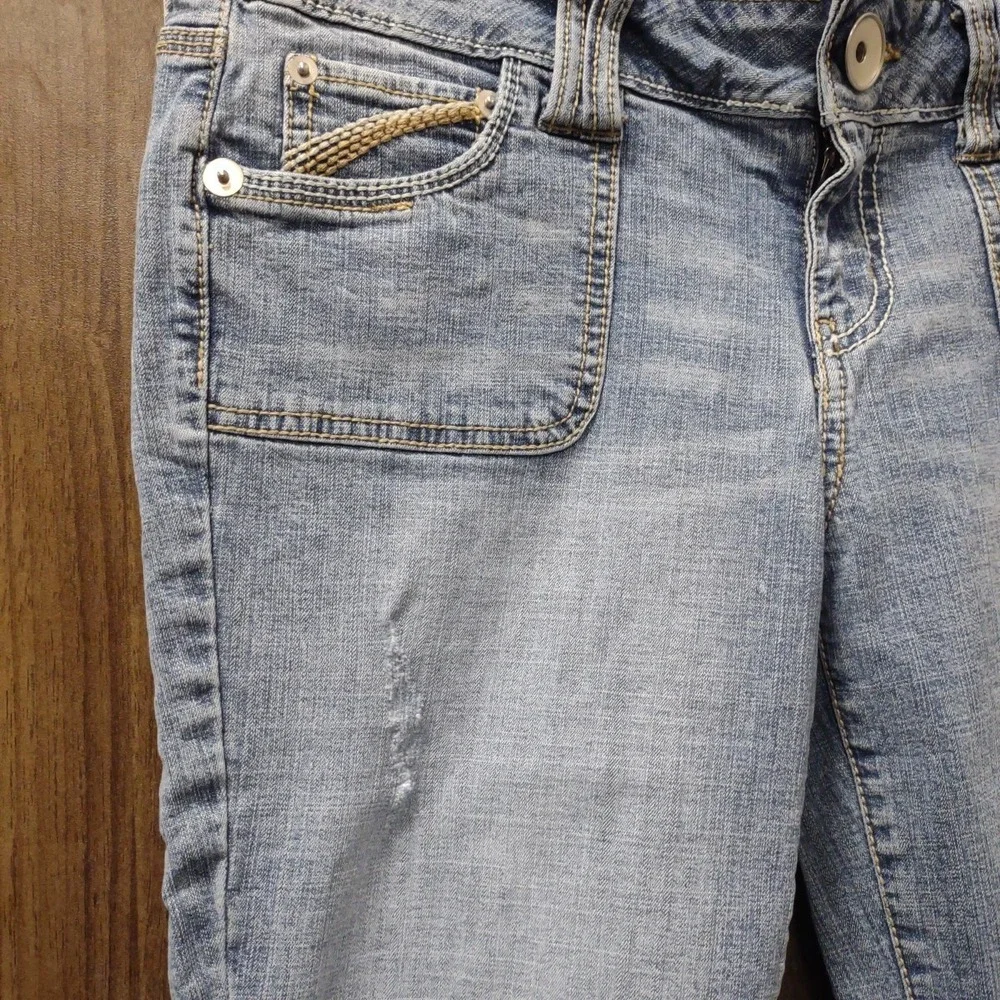So Wear It Declare It Denim Shorts Capris Light Wash Embroidered Size 11‎